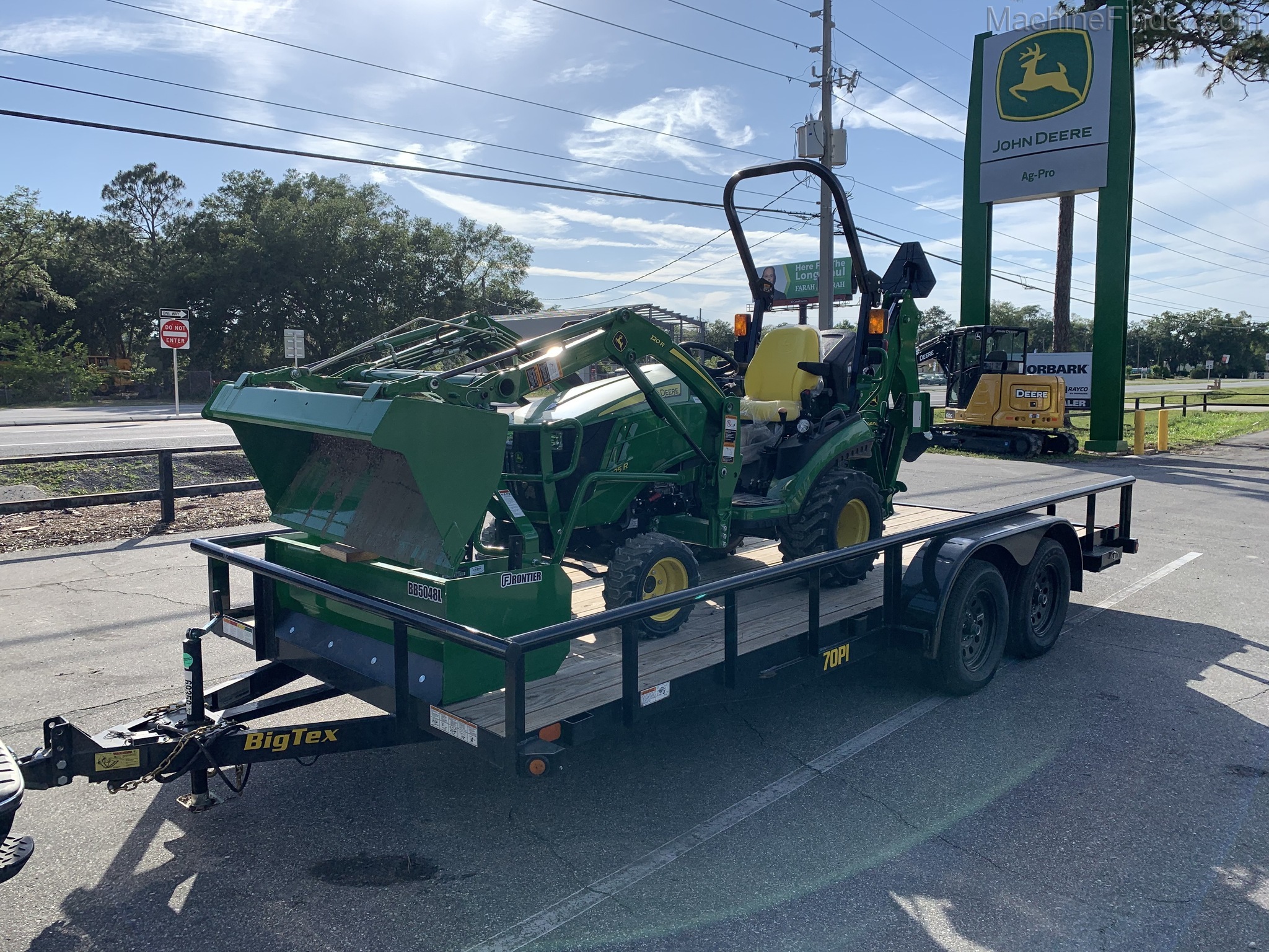 2020 John Deere 1025R Image 2