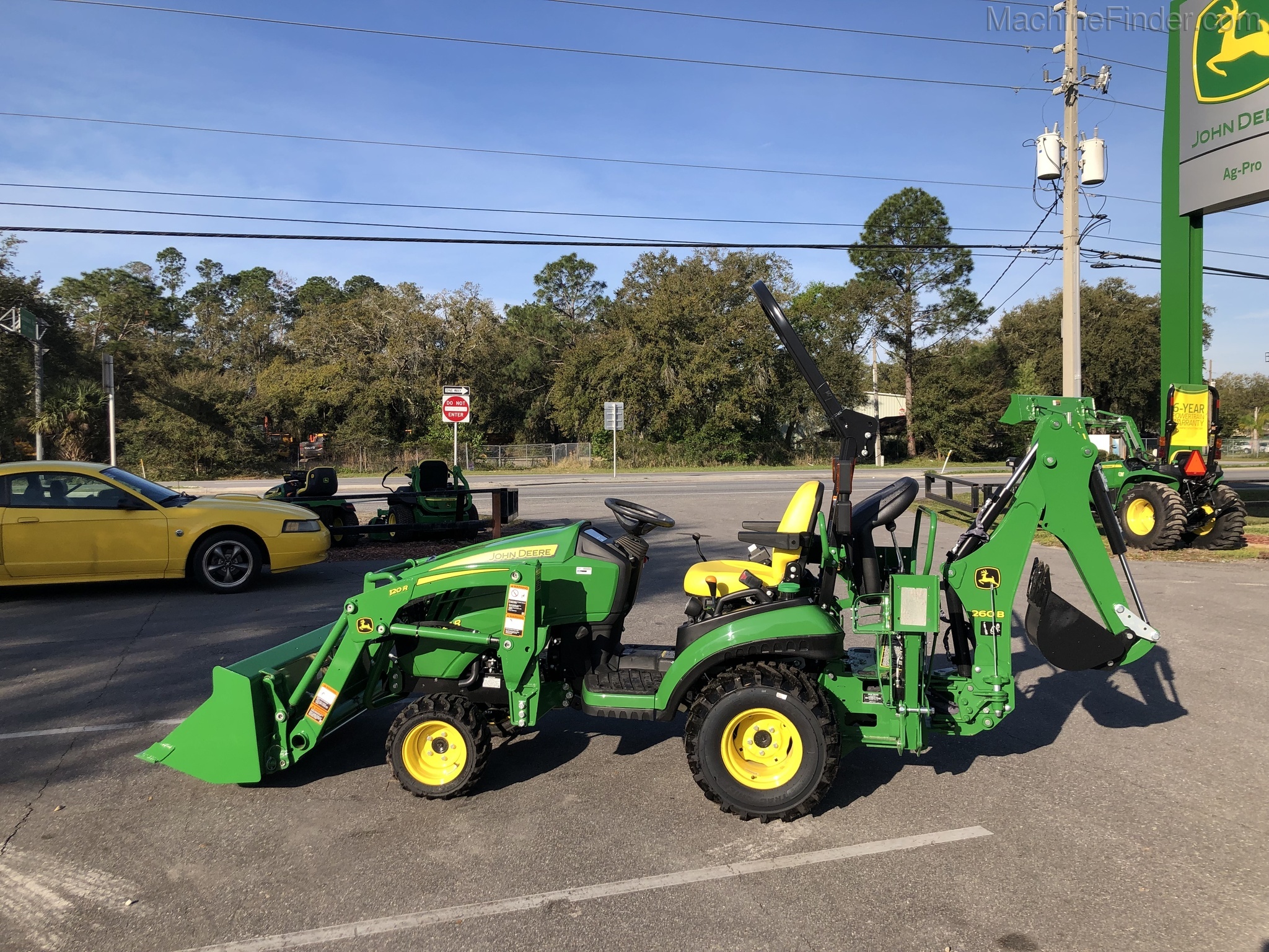 2020 John Deere 1025R Image 5