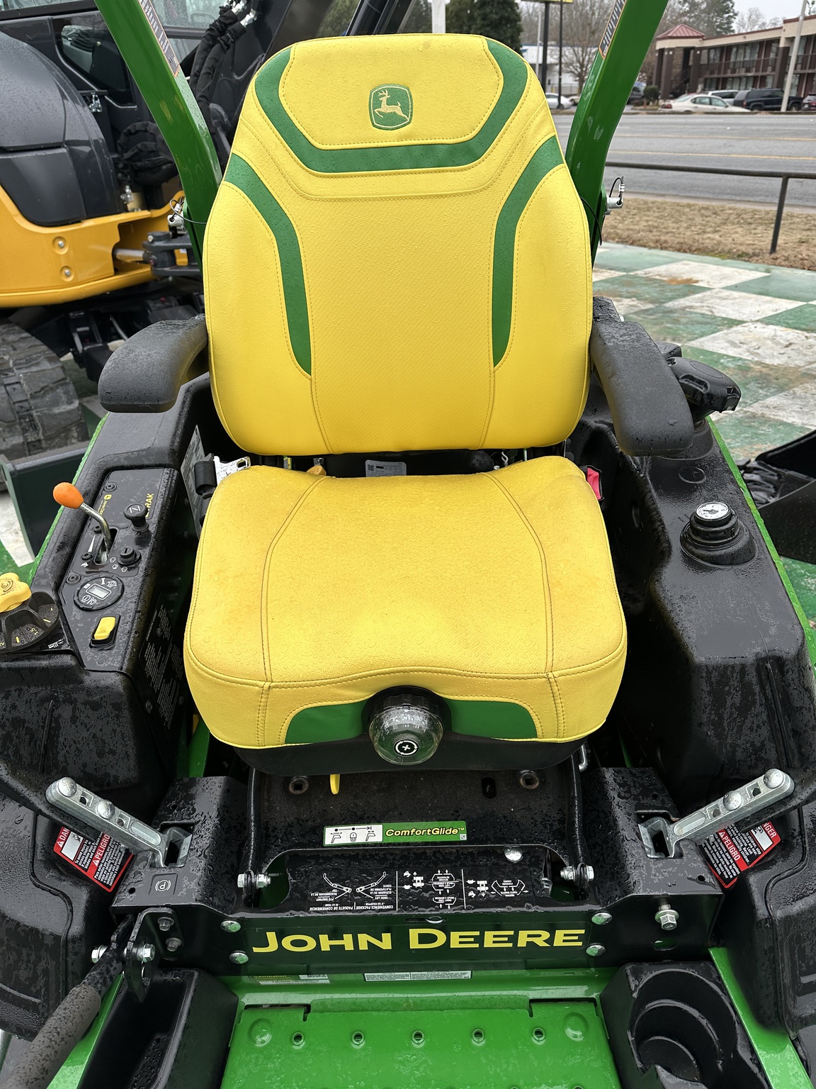 2025 John Deere Z930M Image 6