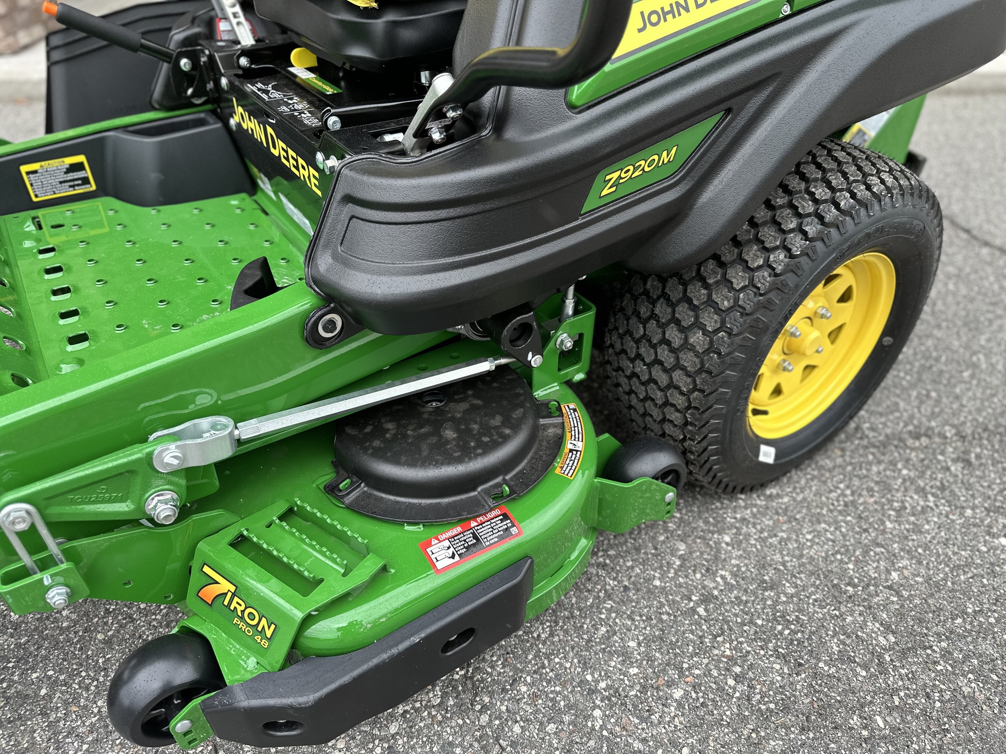 2025 John Deere Z920M Image 6