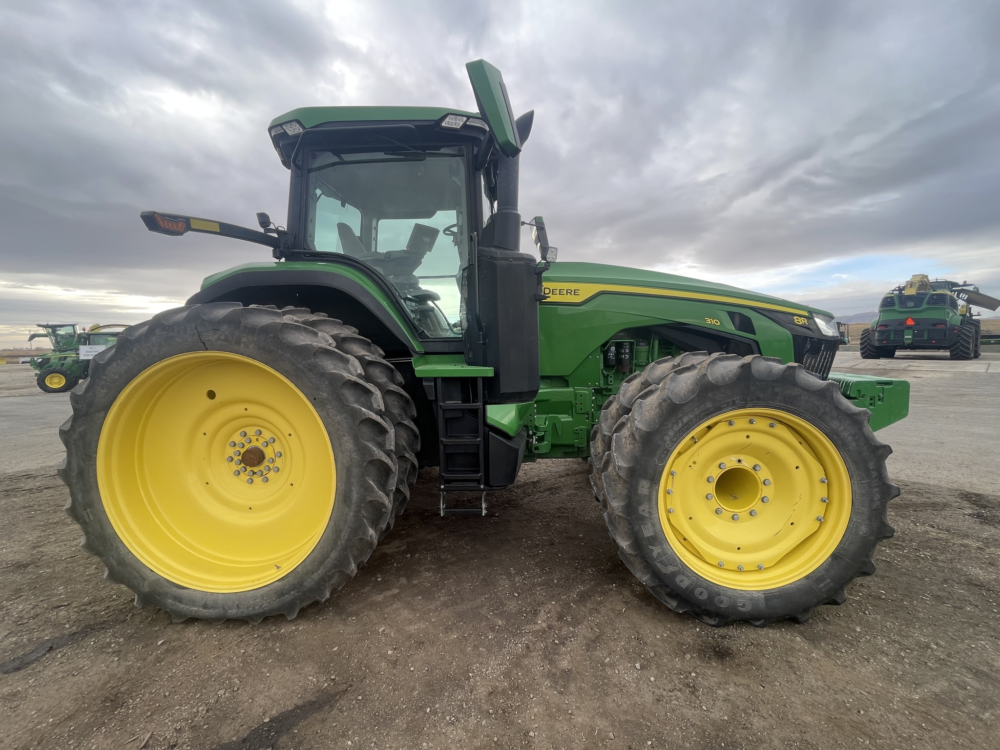 2021 John Deere 8R 310 Image 4