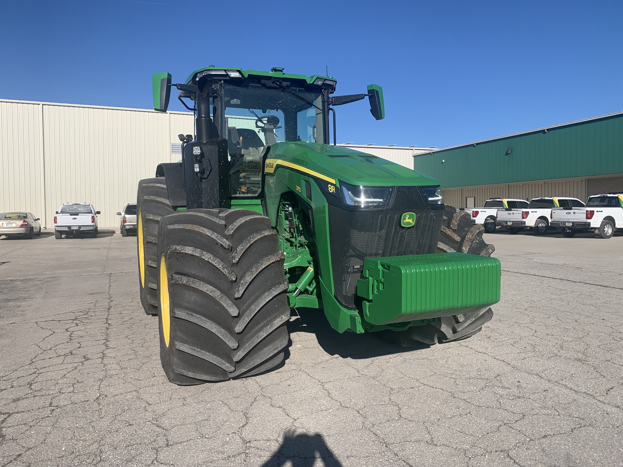  2023 John Deere 8R 370 at Heritage Tractor in Pittsburg, KS