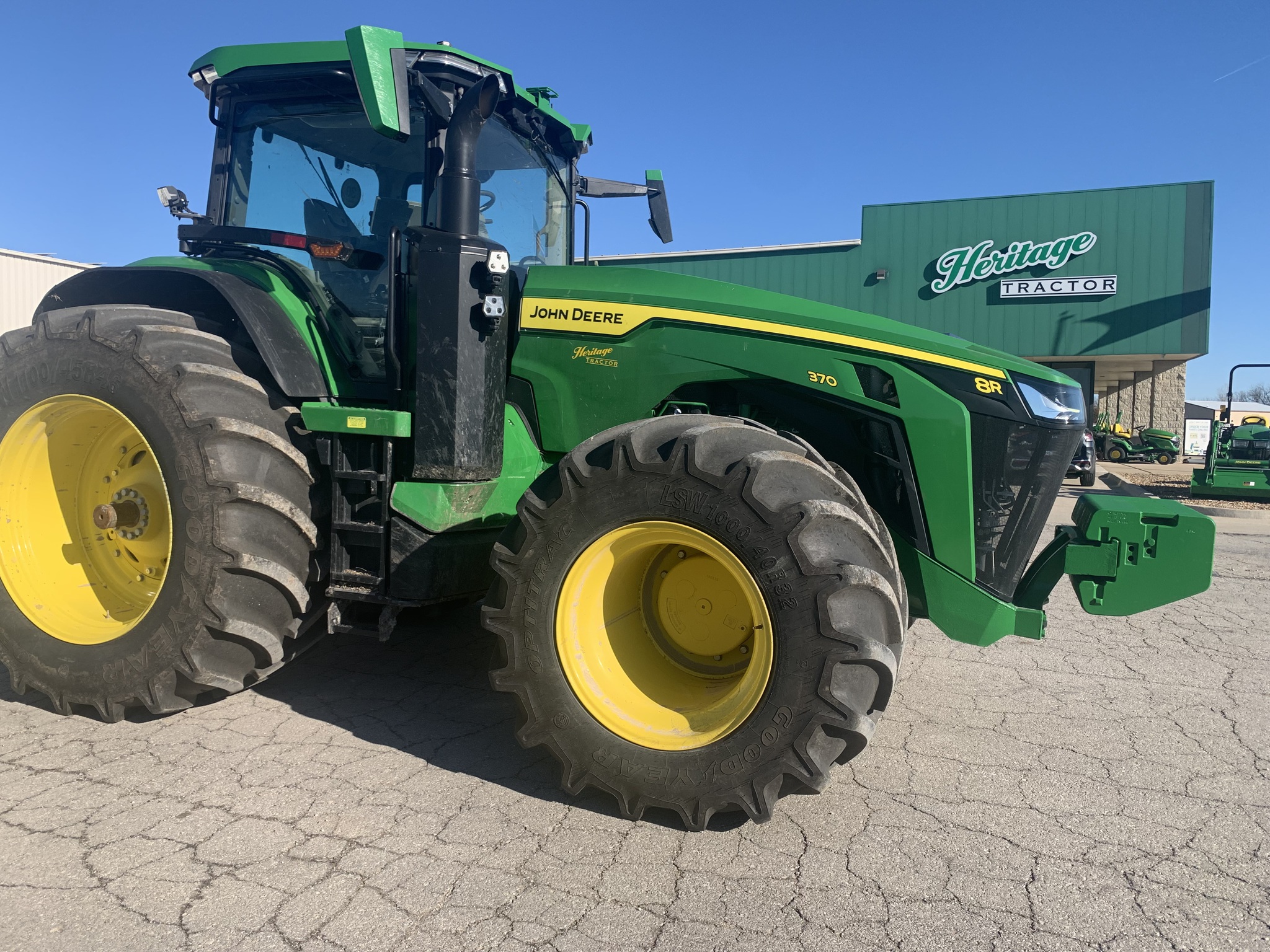  2023 John Deere 8R 370 at Heritage Tractor in Pittsburg, KS
