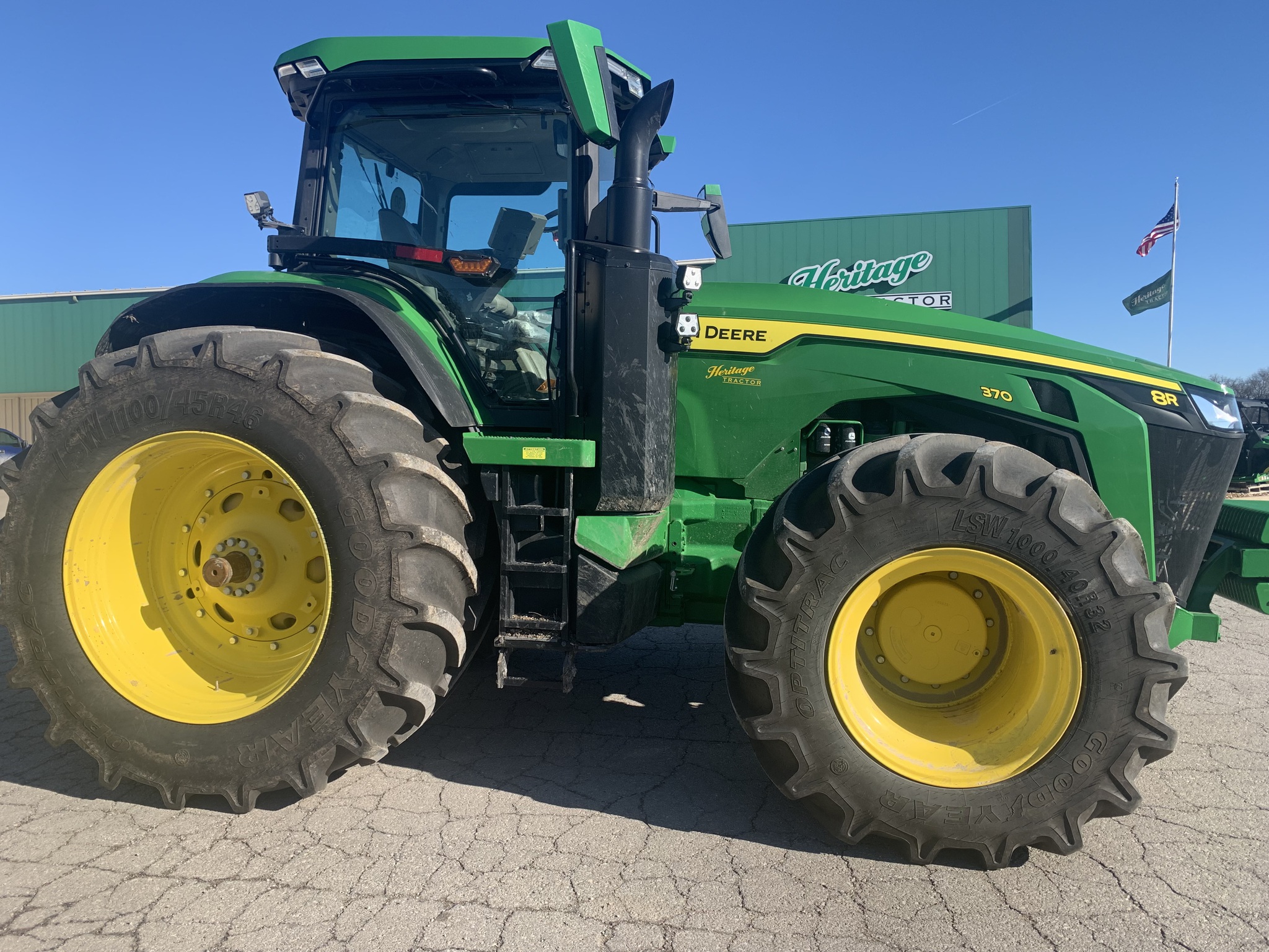  2023 John Deere 8R 370 at Heritage Tractor in Pittsburg, KS