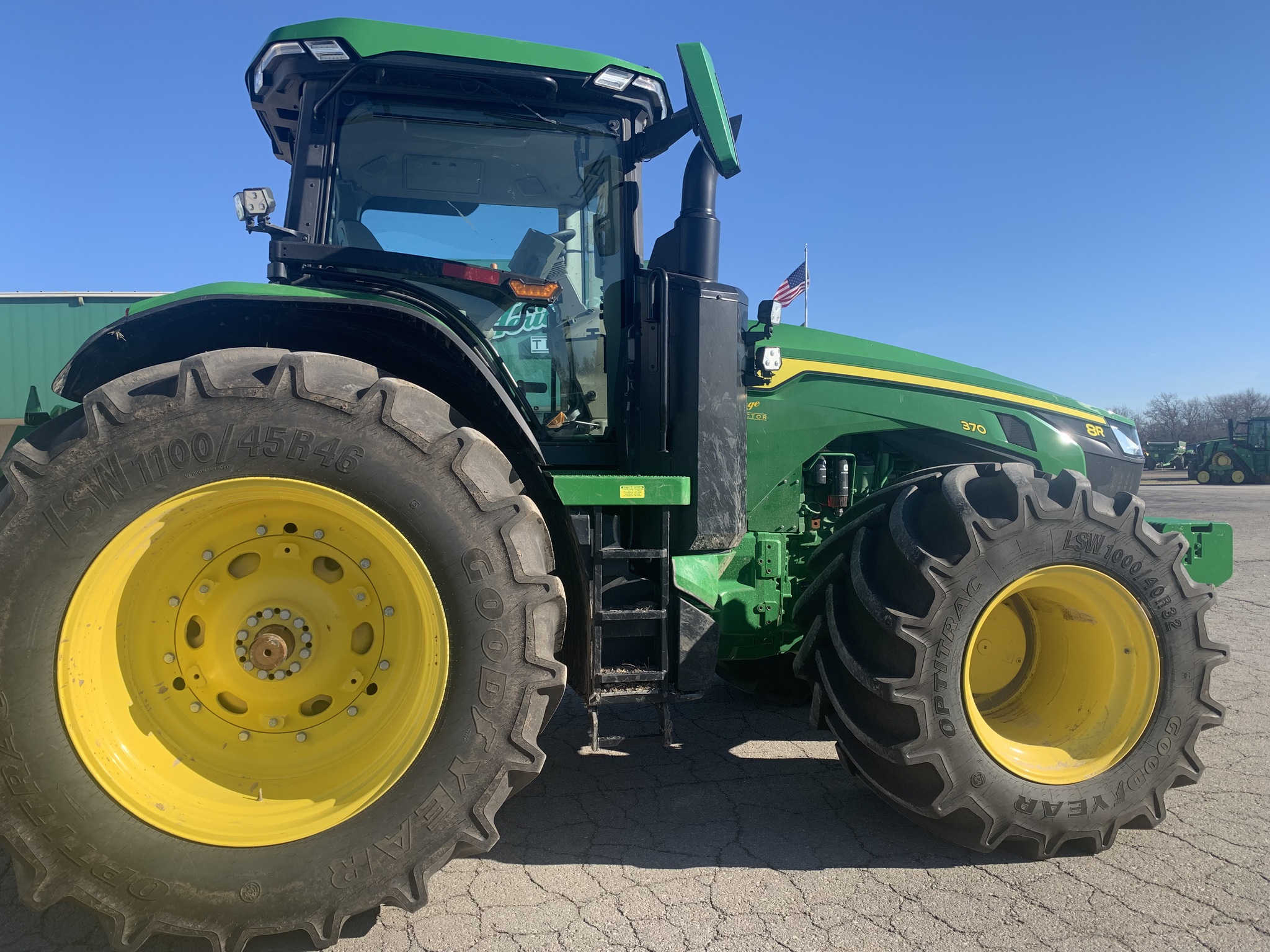  2023 John Deere 8R 370 at Heritage Tractor in Pittsburg, KS