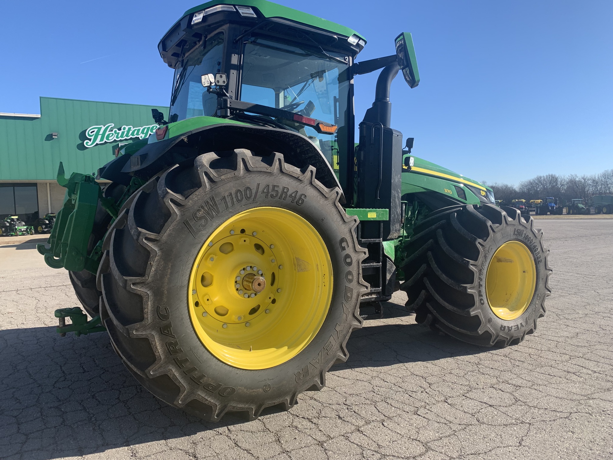  2023 John Deere 8R 370 at Heritage Tractor in Pittsburg, KS