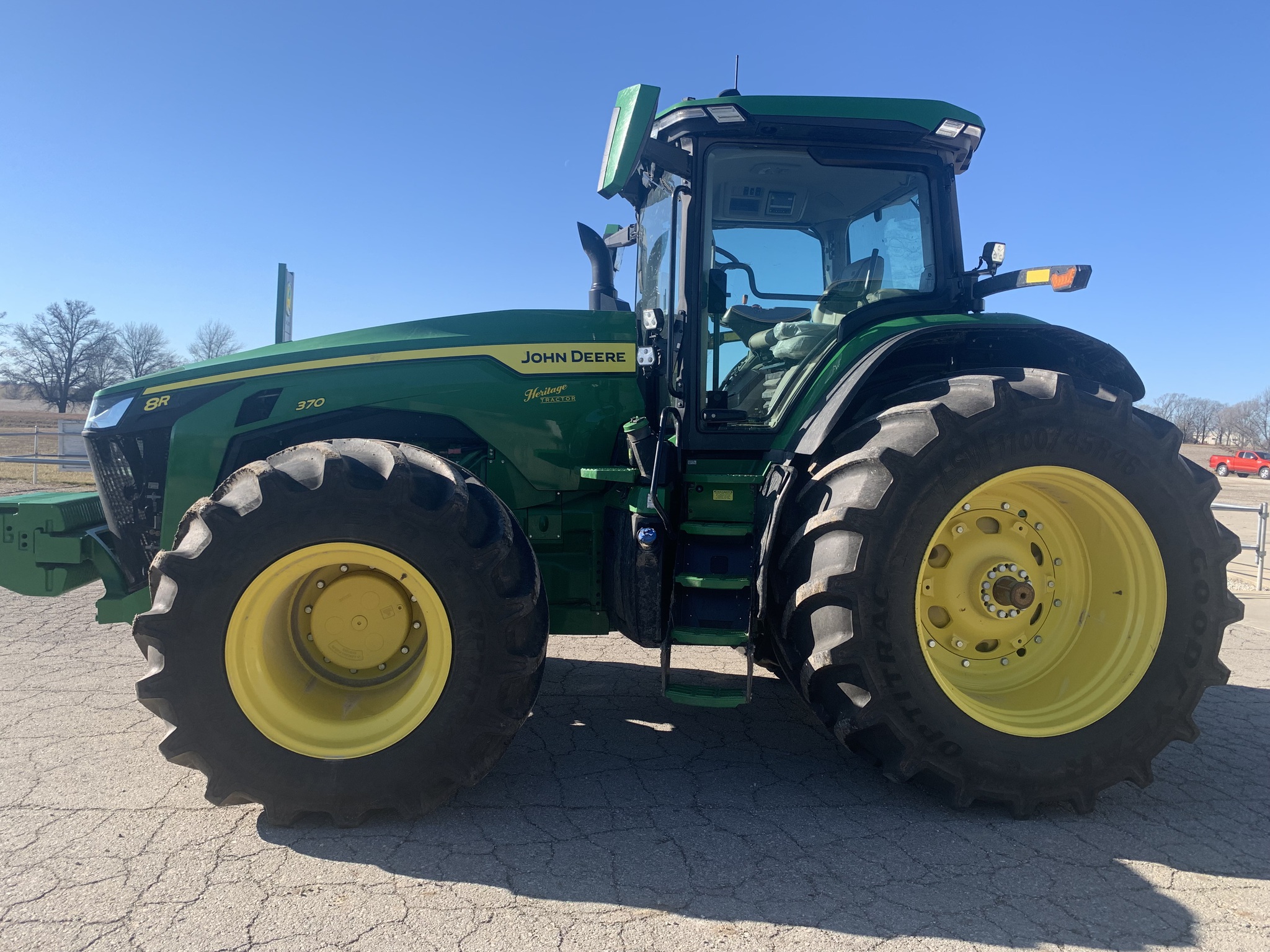  2023 John Deere 8R 370 at Heritage Tractor in Pittsburg, KS