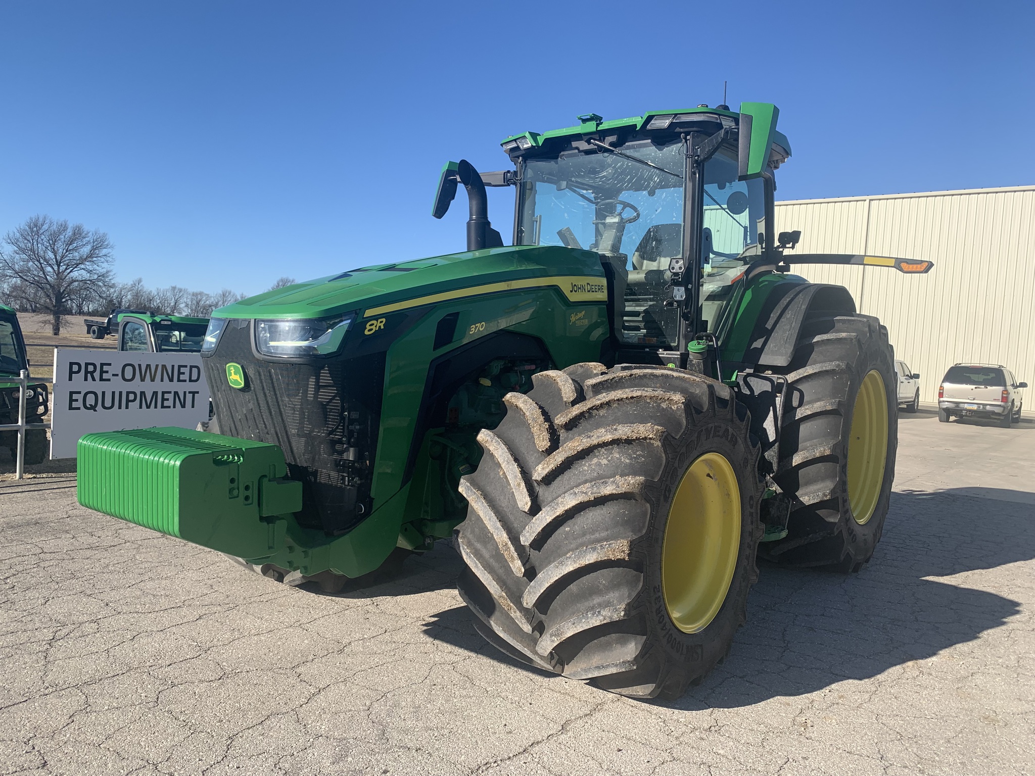  2023 John Deere 8R 370 at Heritage Tractor in Pittsburg, KS