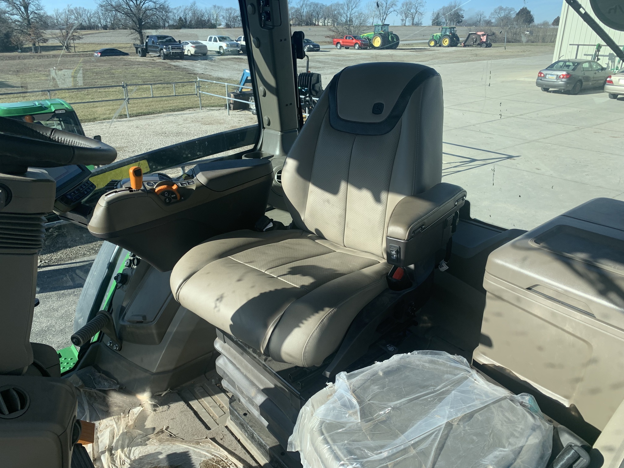  2023 John Deere 8R 370 at Heritage Tractor in Pittsburg, KS