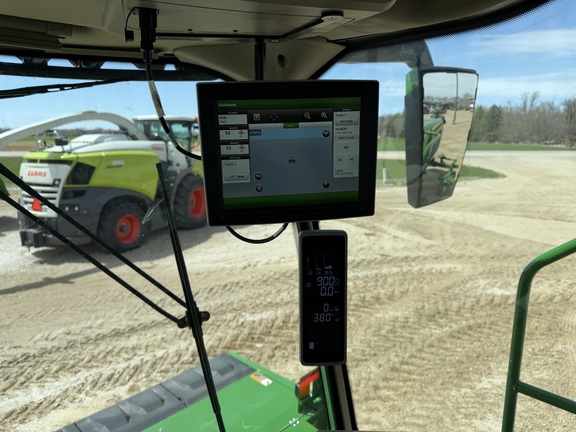 2024 John Deere W235R - Photo44