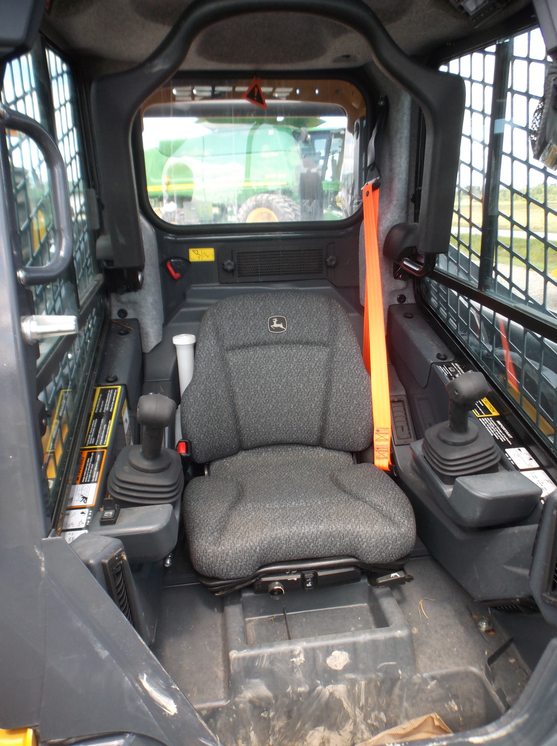 2023 John Deere 325G Image 7