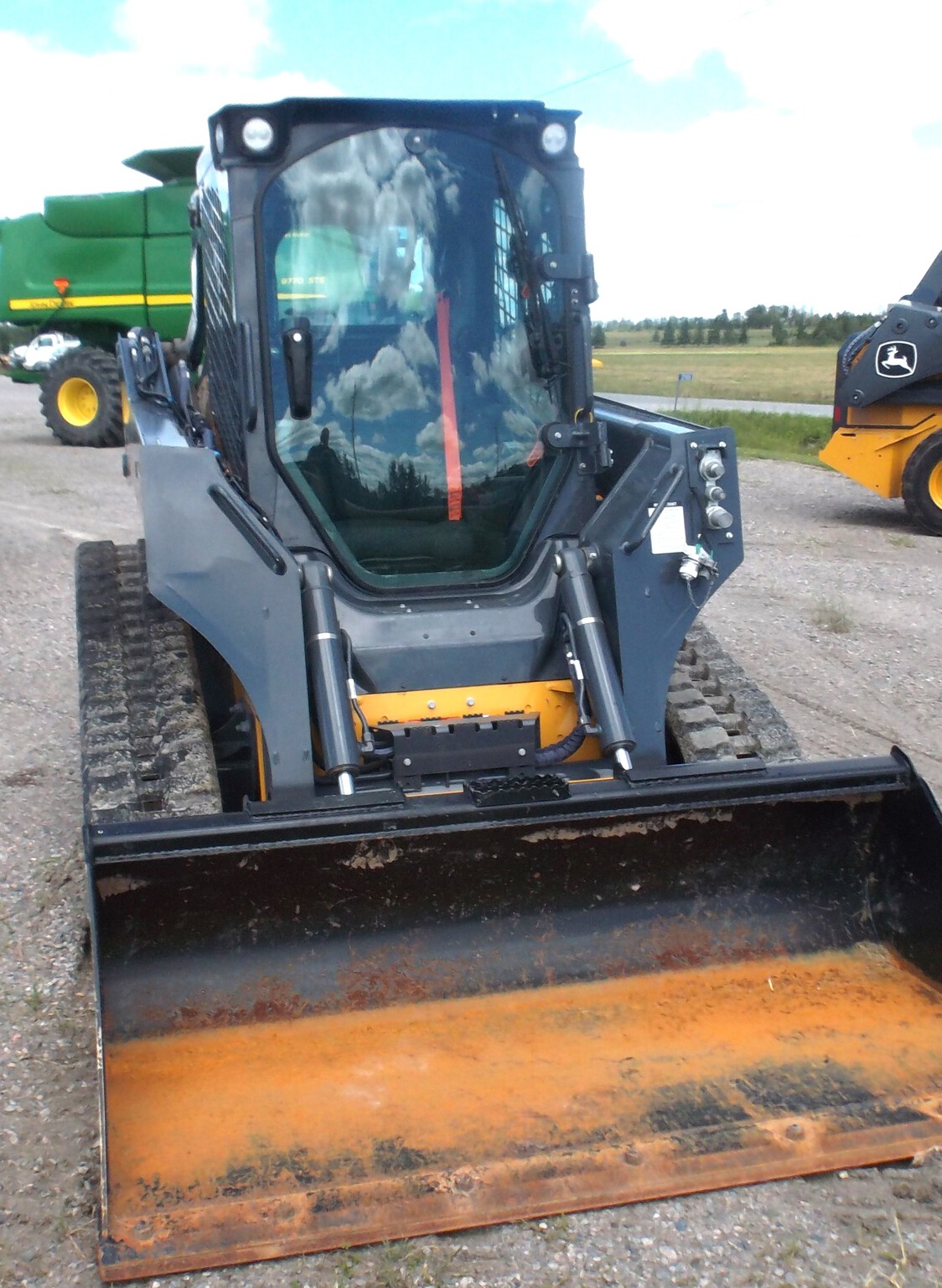 2023 John Deere 325G Image 5