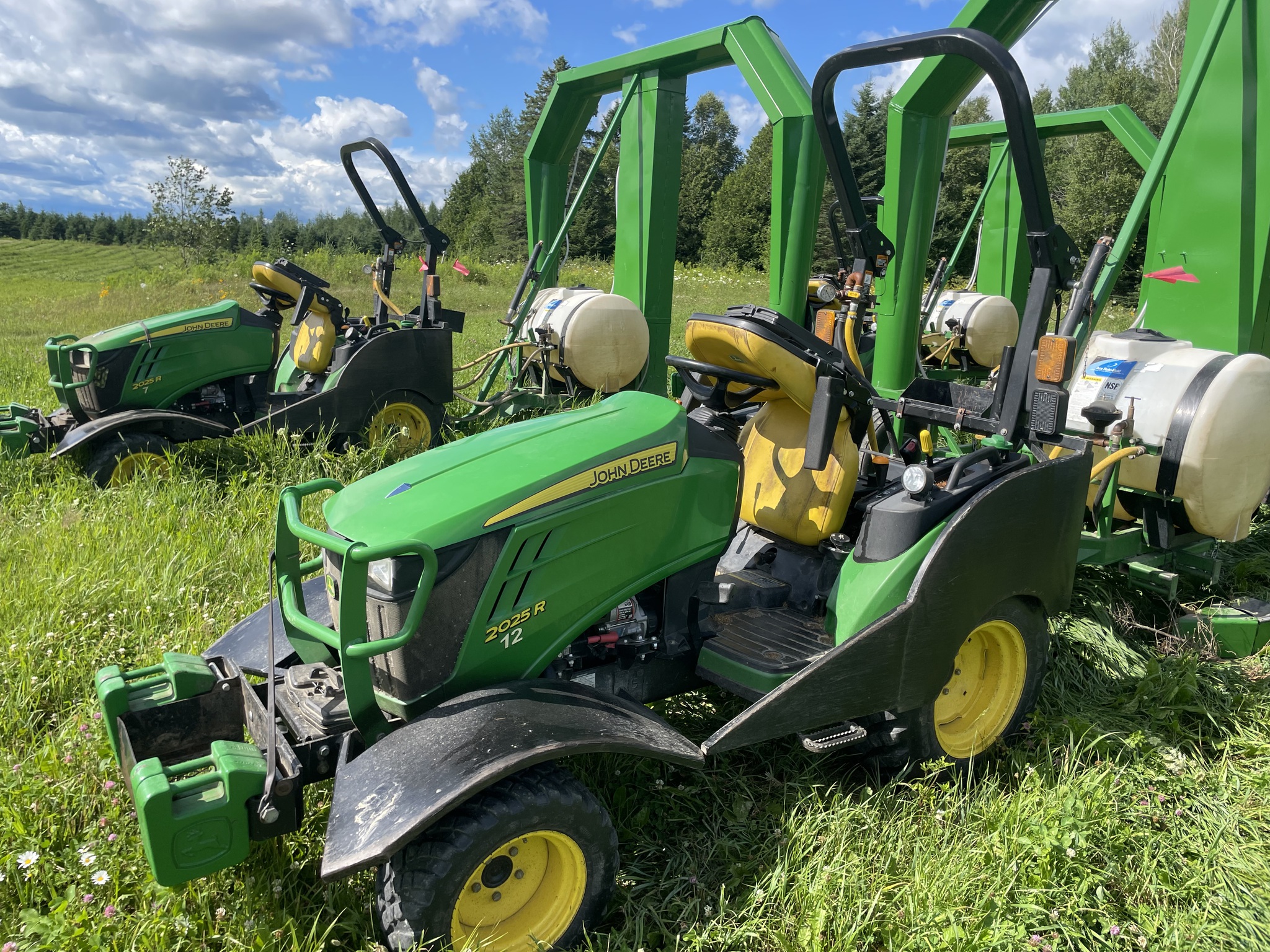 2021 John Deere 2025R Image 9