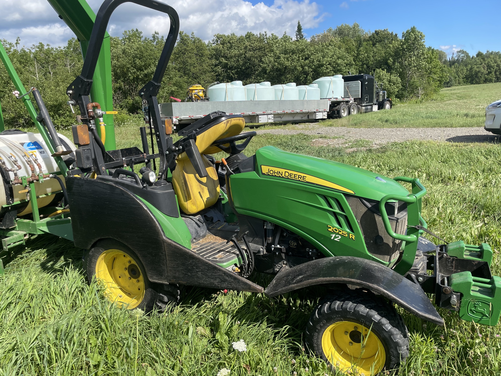2021 John Deere 2025R Image 11