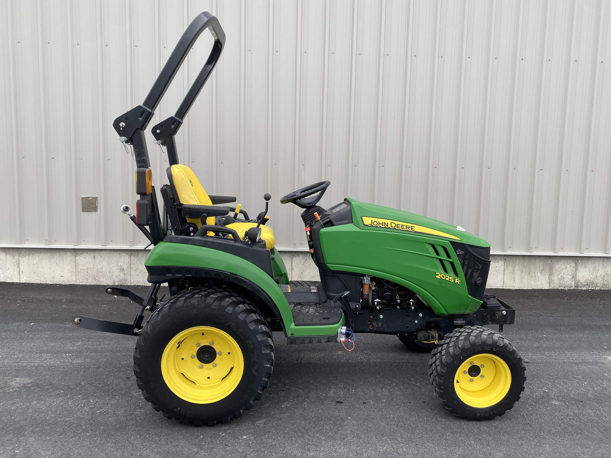 2021 John Deere 2025R Image 5
