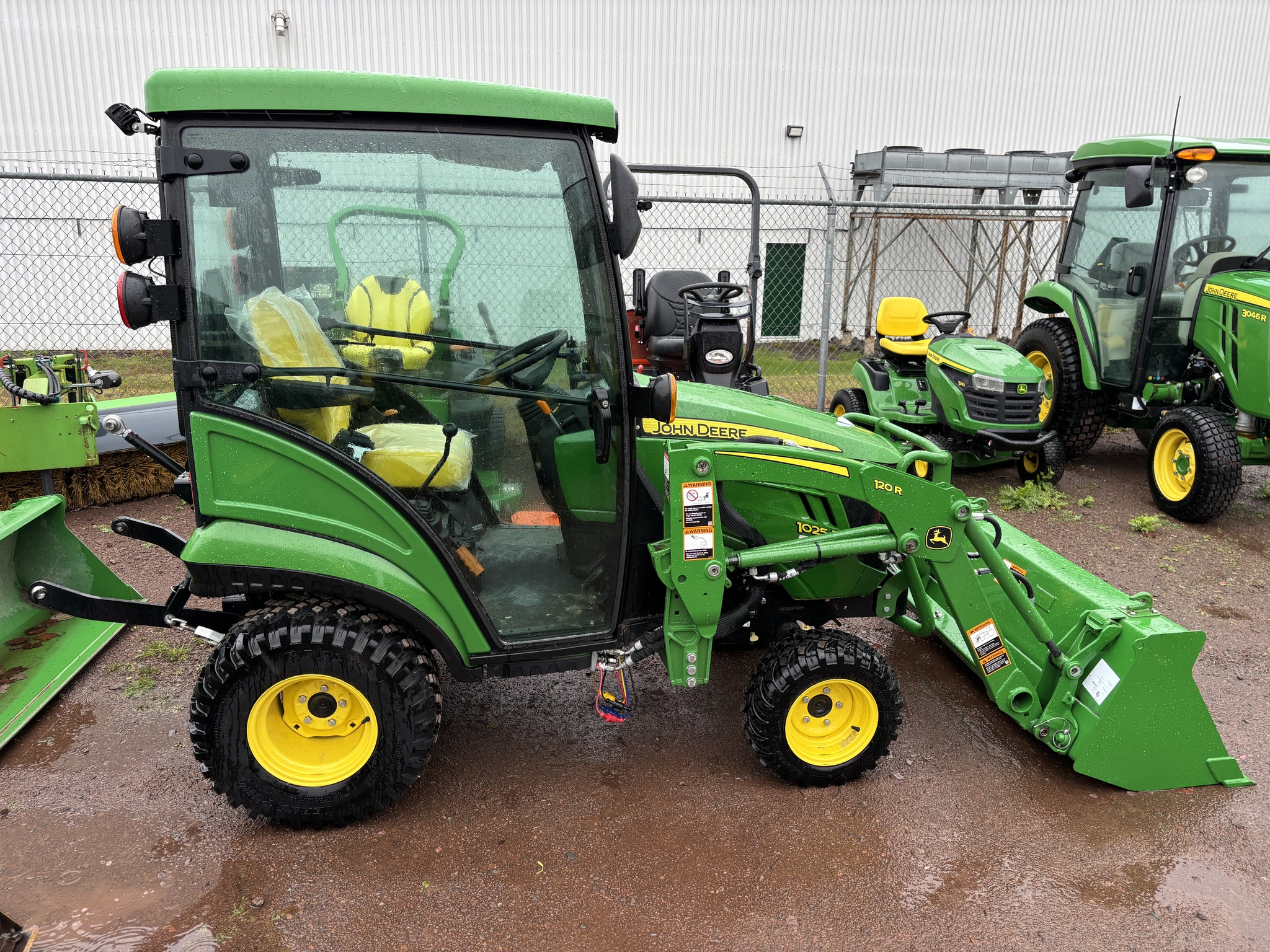 2023 John Deere 1025R Image 2