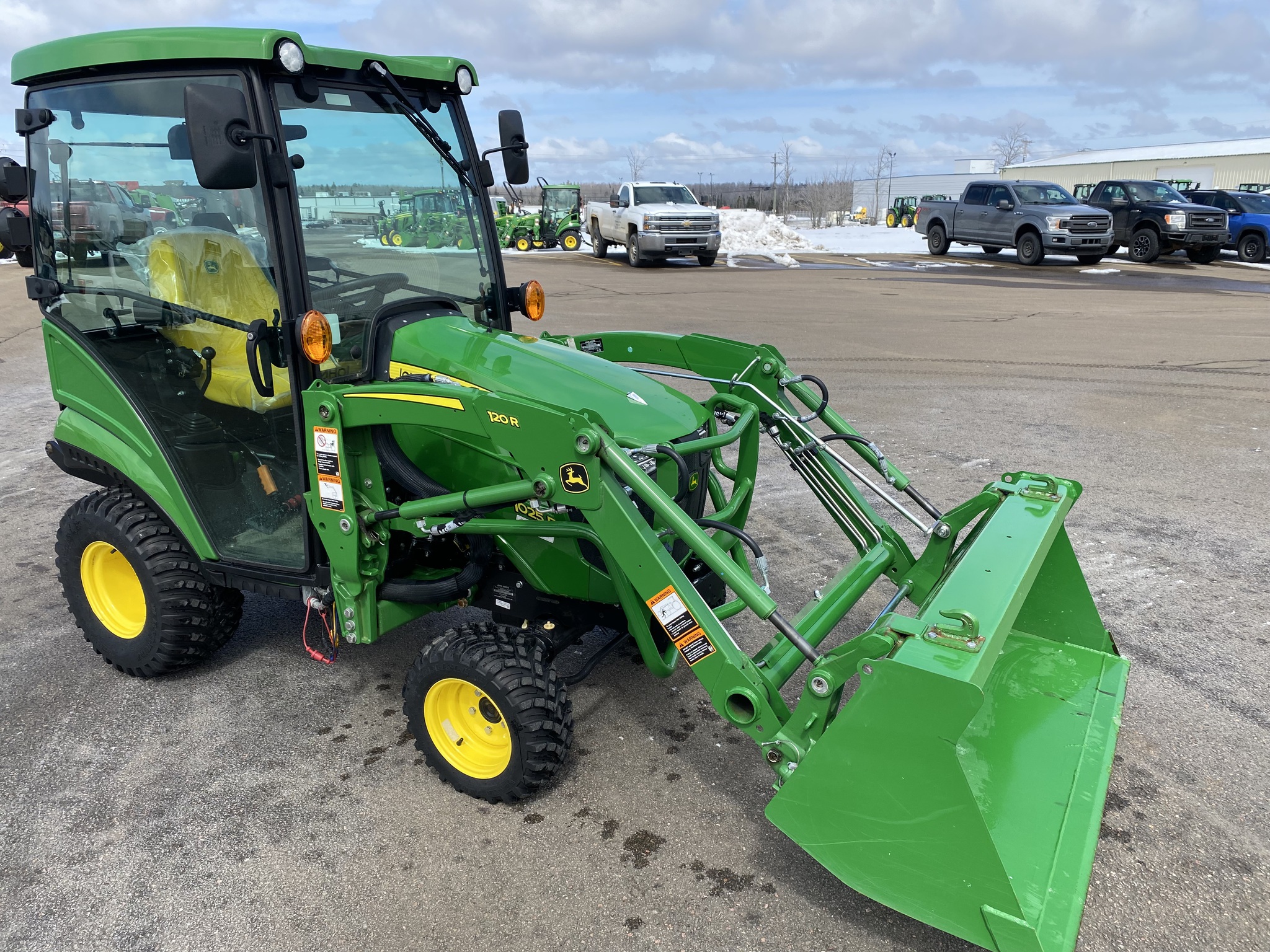 2023 John Deere 1025R Image 1