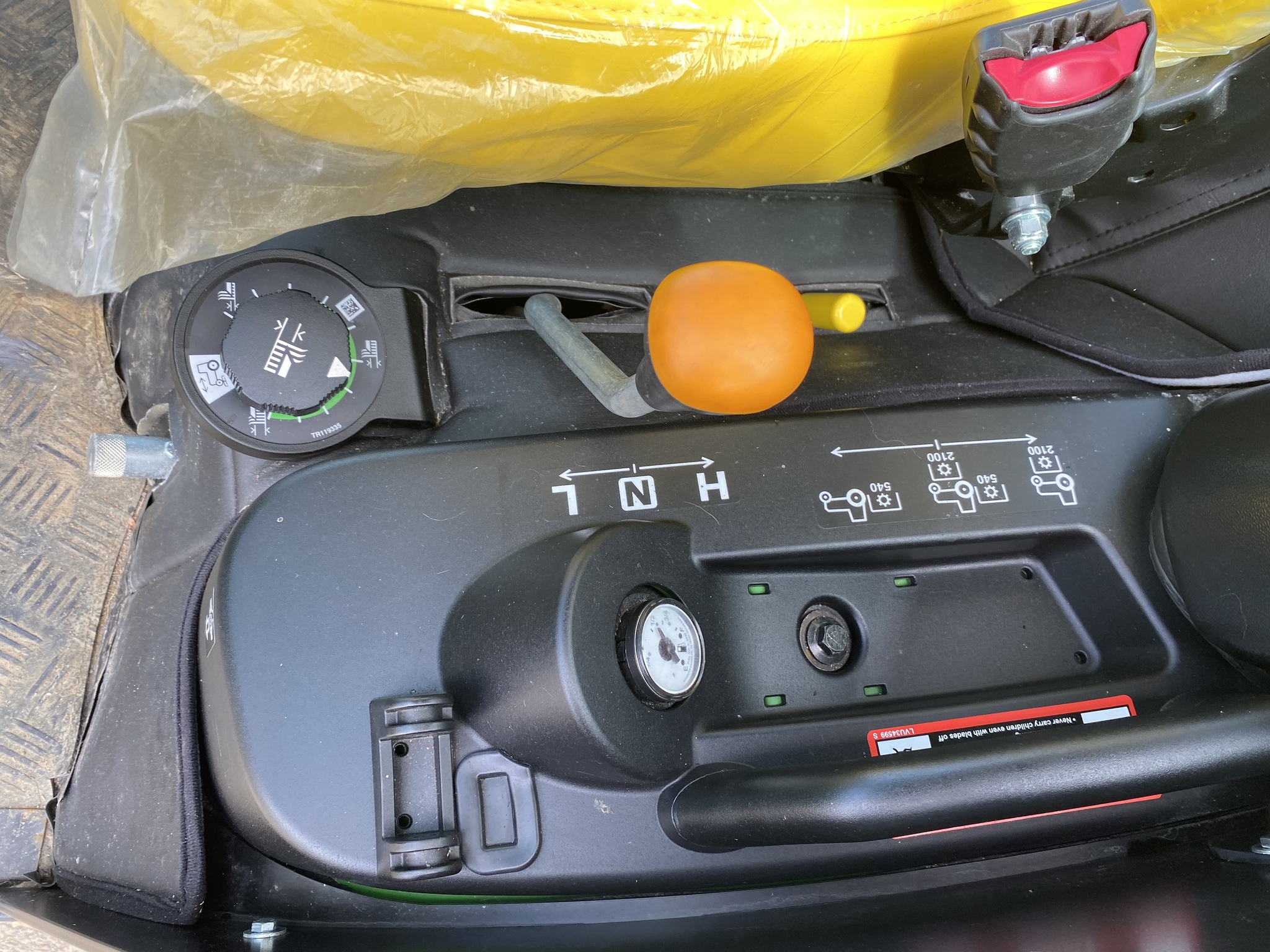 2023 John Deere 1025R Image 12