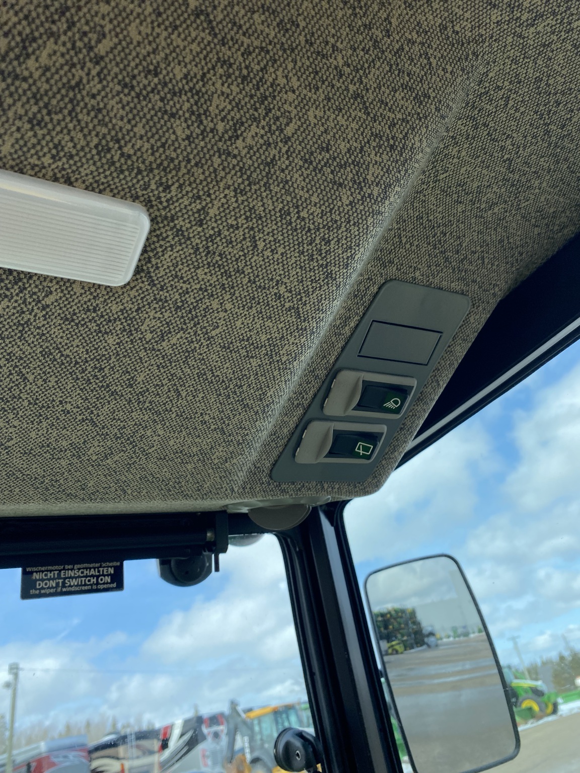 2023 John Deere 1025R Image 8