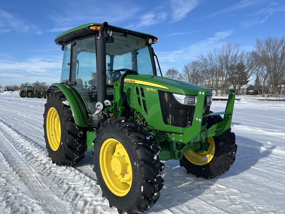 2025 John Deere 5075E - Photo4