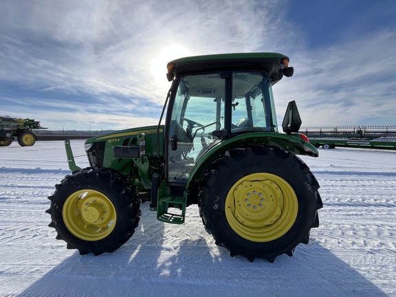 2025 John Deere 5075E - Photo9