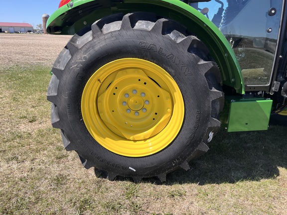 2025 John Deere 5075E - Photo7