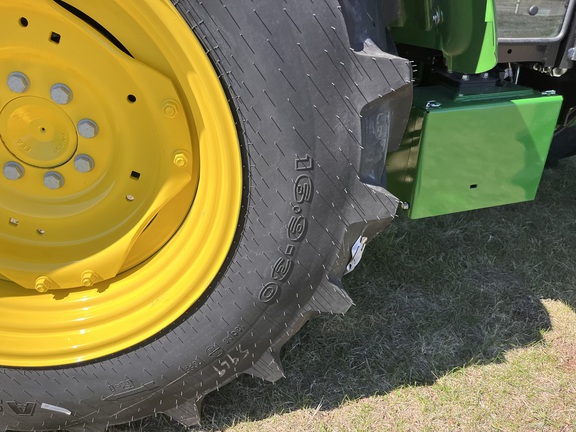 2025 John Deere 5075E - Photo8