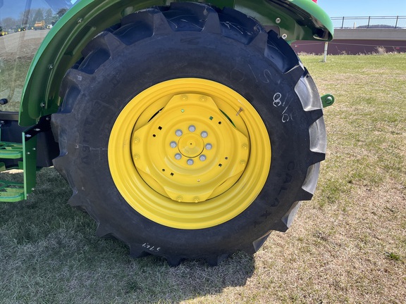 2025 John Deere 5075E - Photo10