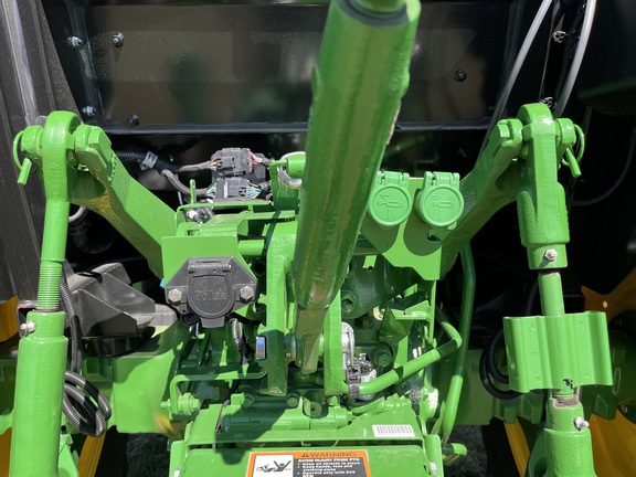 2025 John Deere 5075E - Photo17