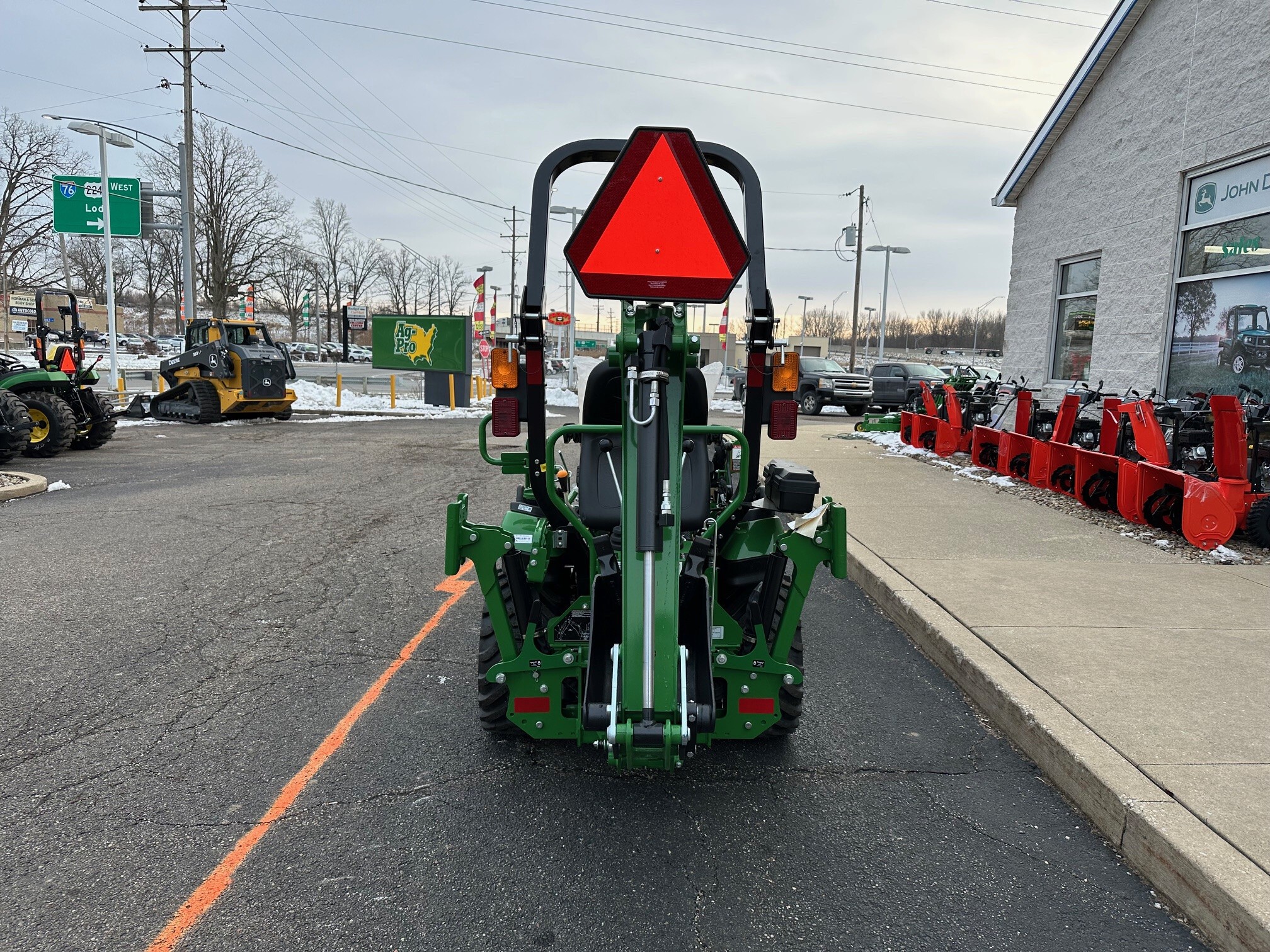 2025 John Deere 1025R Image 4