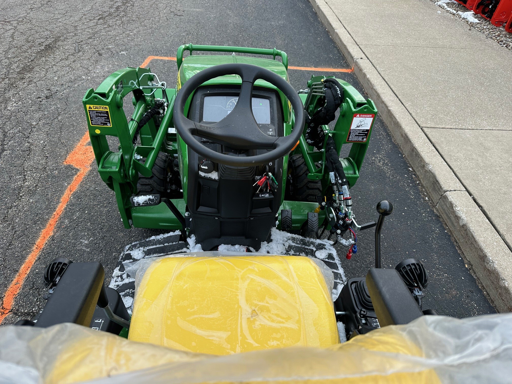 2025 John Deere 1025R Image 8