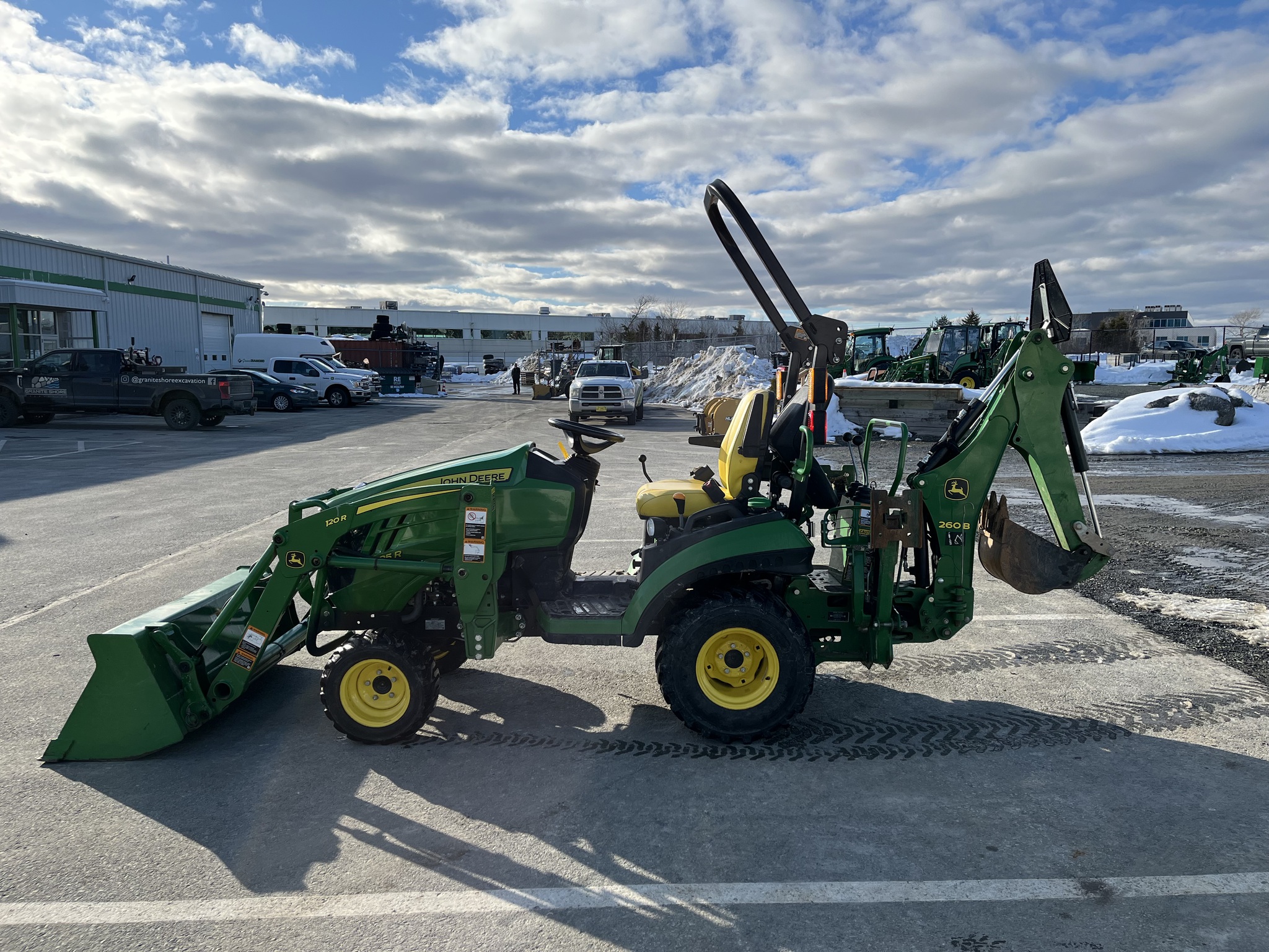 2020 John Deere 1025R Image 8