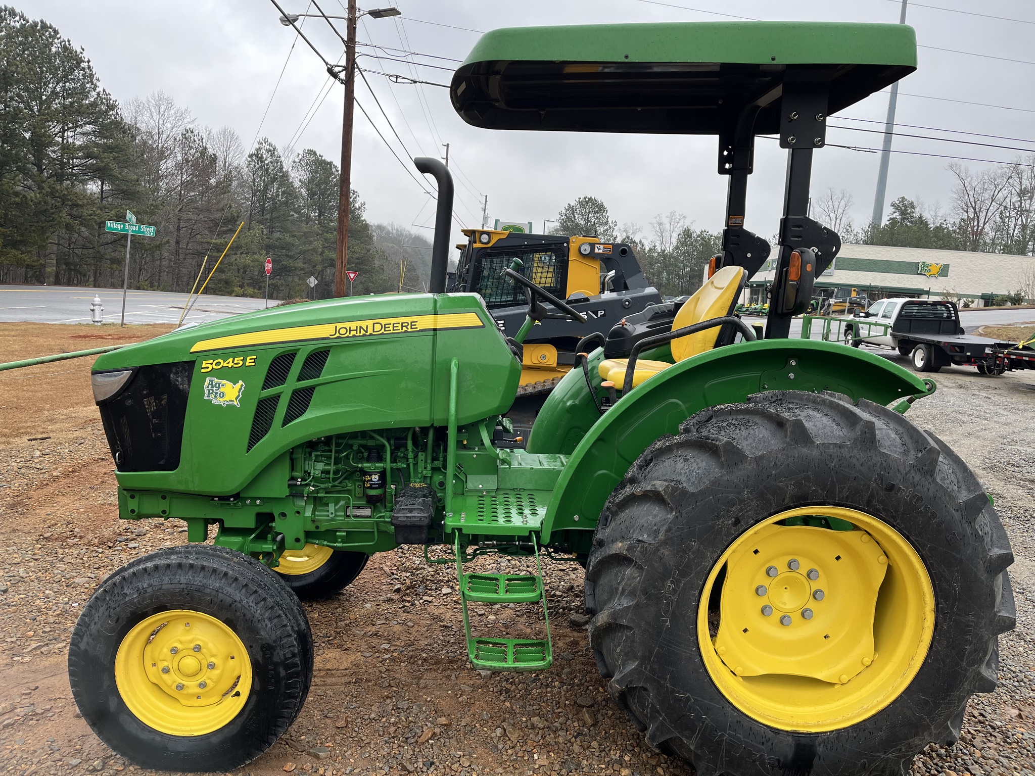 2021 John Deere 5045E Image 1