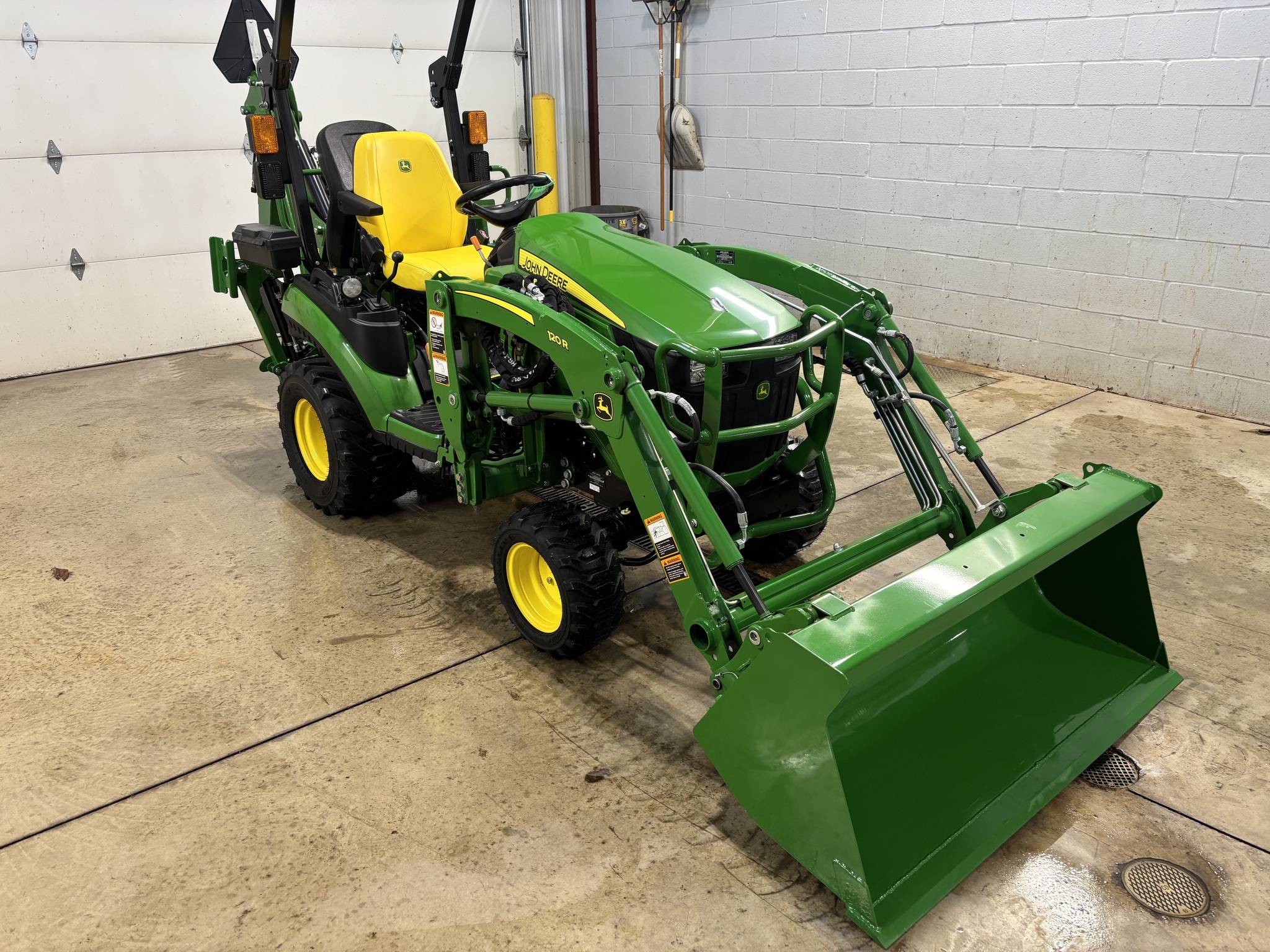 New In-Stock 2024 John Deere 1025R Compact Utility Tractors at Koenig Equipment in Botkins, OH - PhotoXL3