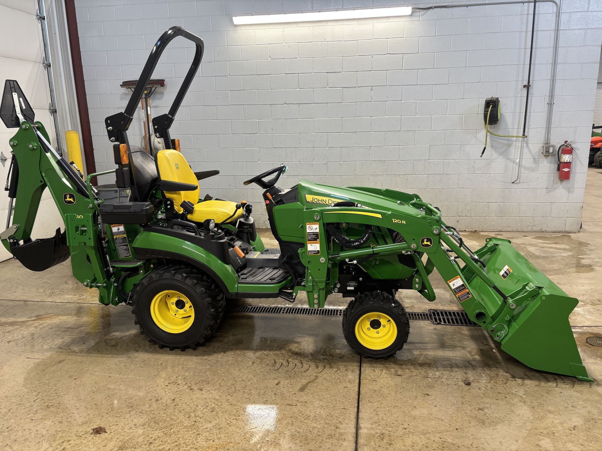 New In-Stock 2024 John Deere 1025R Compact Utility Tractors at Koenig Equipment in Botkins, OH - PhotoXL7