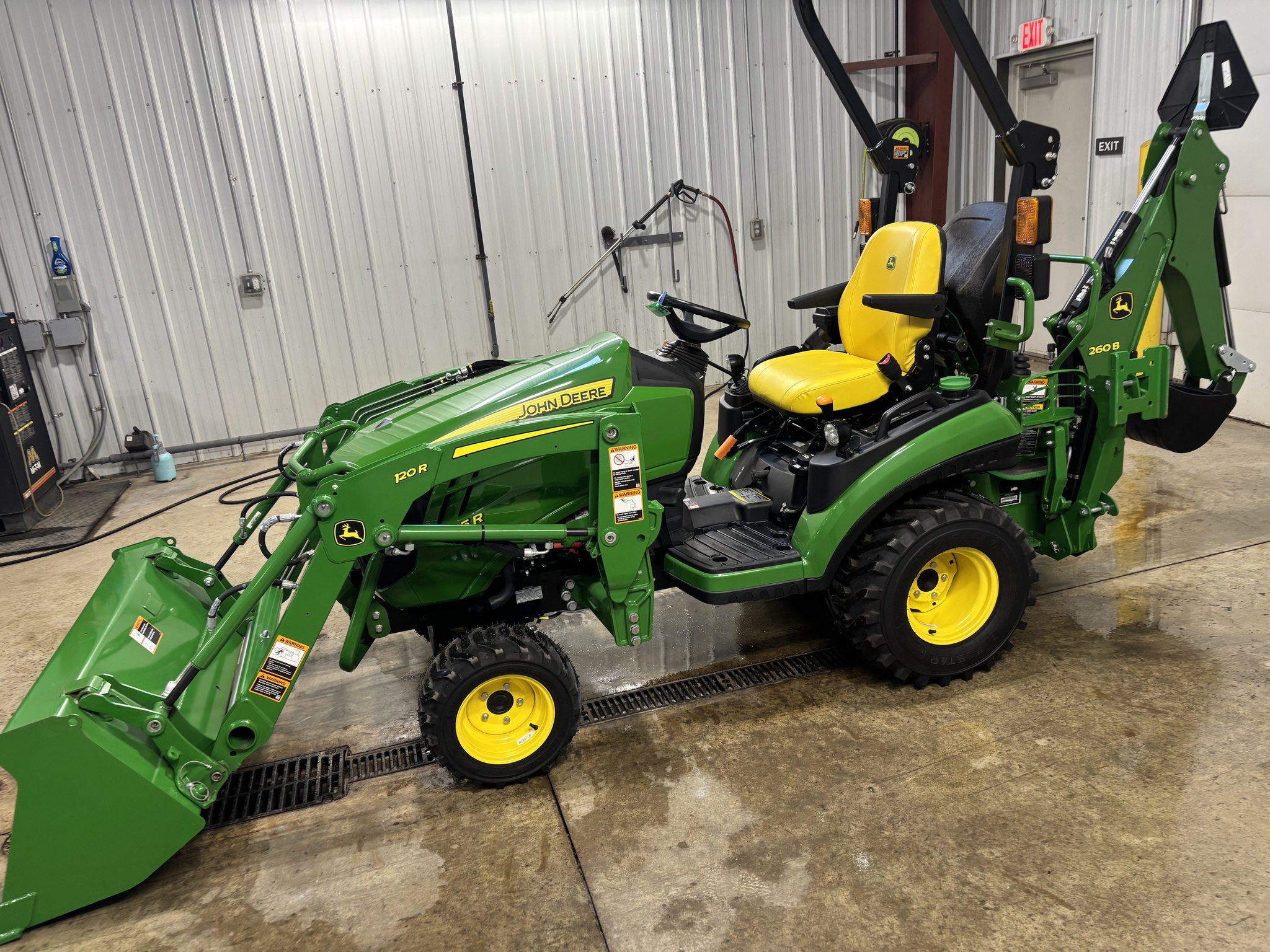 New In-Stock 2024 John Deere 1025R Compact Utility Tractors at Koenig Equipment in Botkins, OH - PhotoXL0