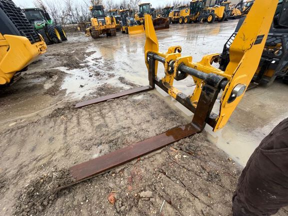 Photo of a 2022 John Deere 644FORKS76