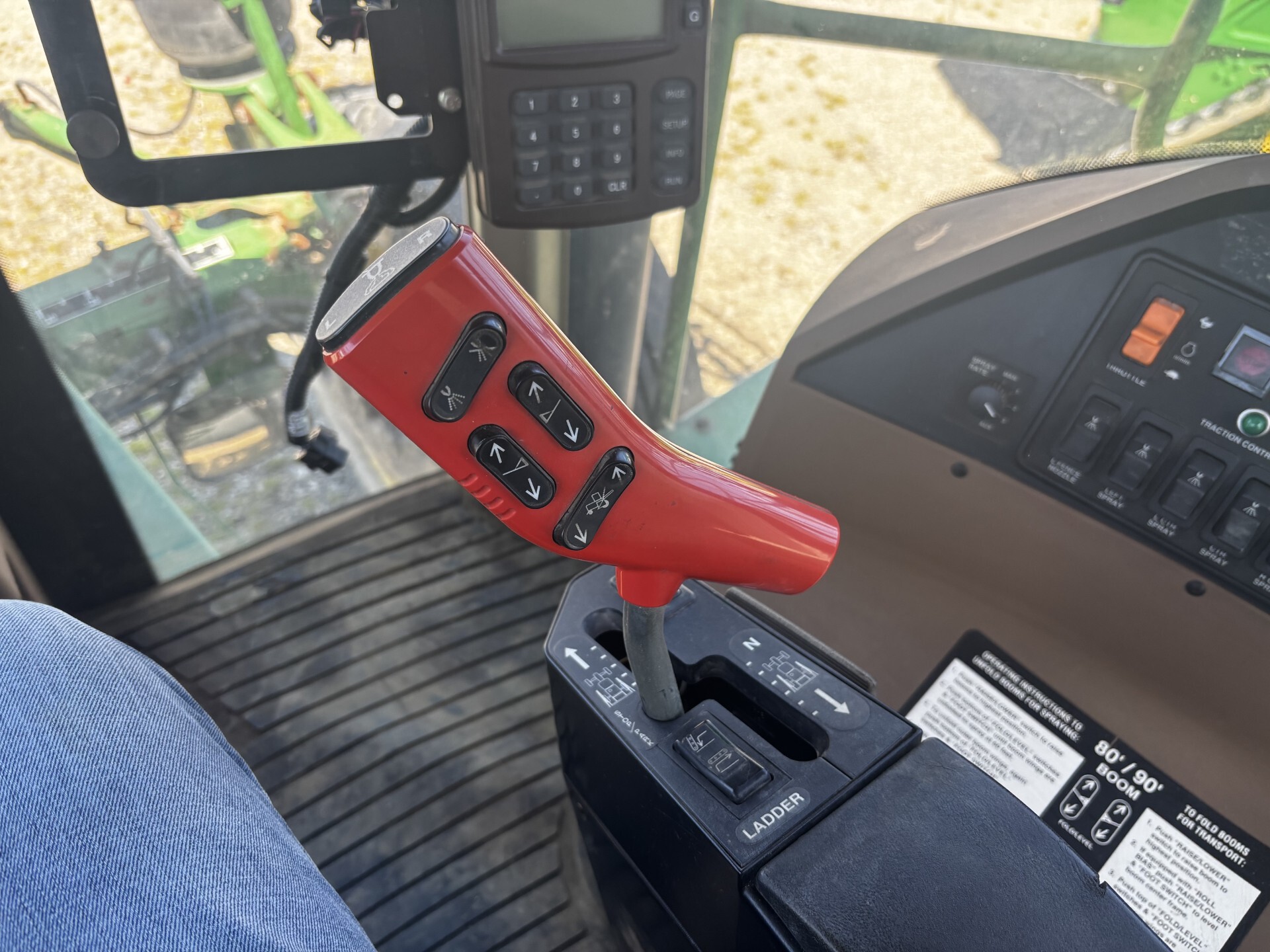 2002 John Deere 4710 Image 9
