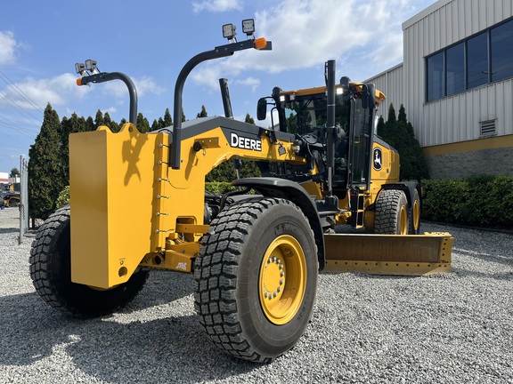 Photo of 2025 John Deere 872G
