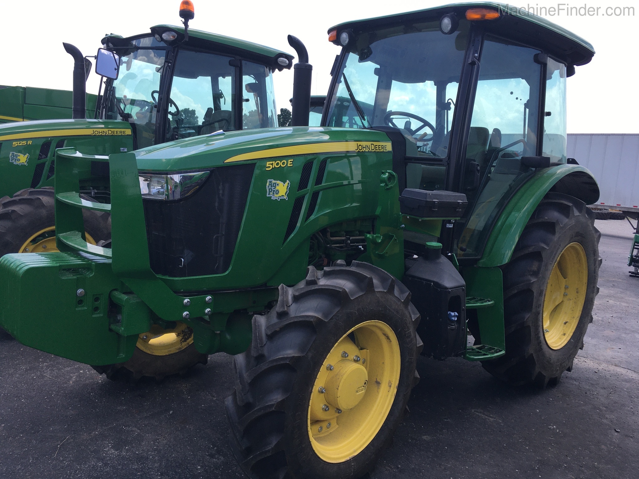2019 John Deere 5100E Image 1