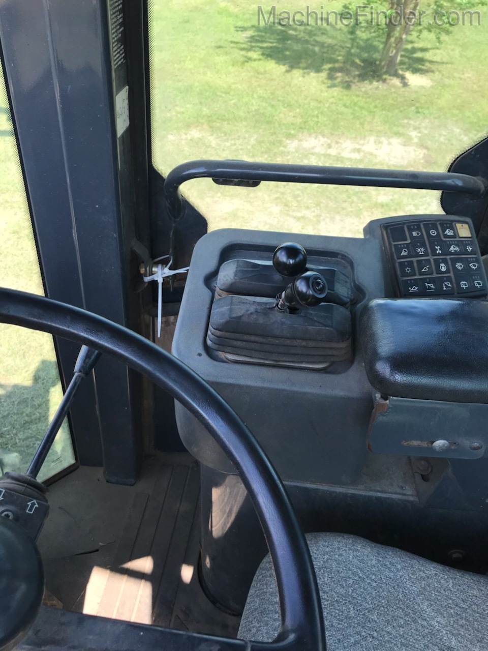 2004 John Deere 444J Image 5