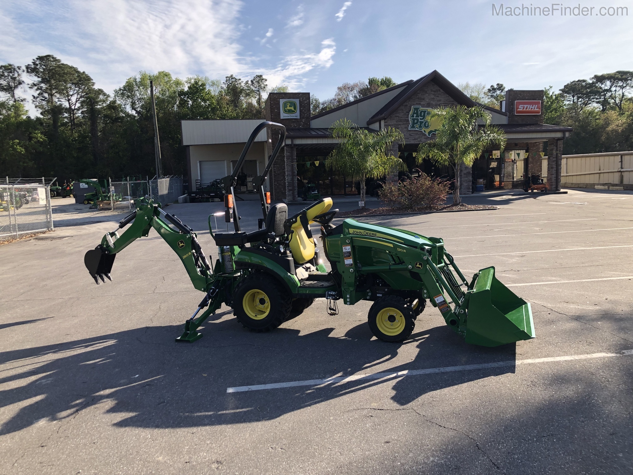2020 John Deere 1025R Image 5