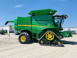 Image of John Deere X770 Lawn Tractor