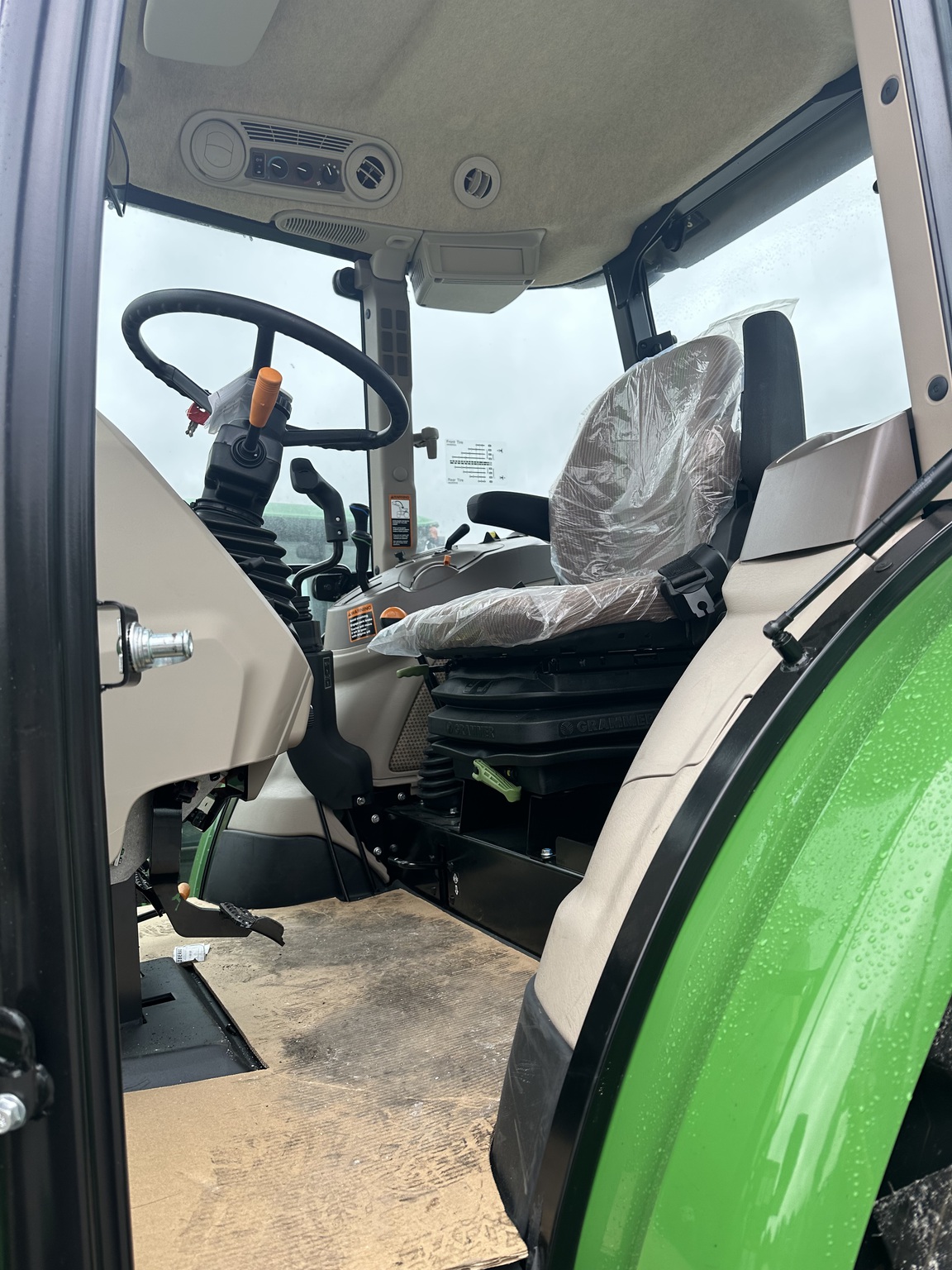 2023 John Deere 6105E Image 4