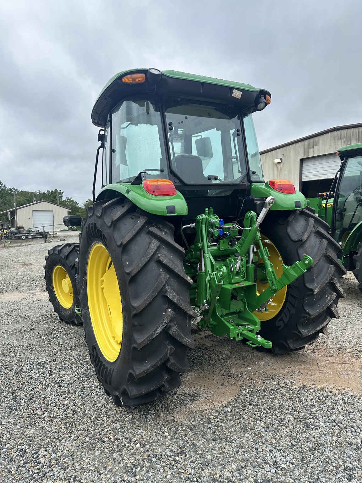 2023 John Deere 6105E Image 5