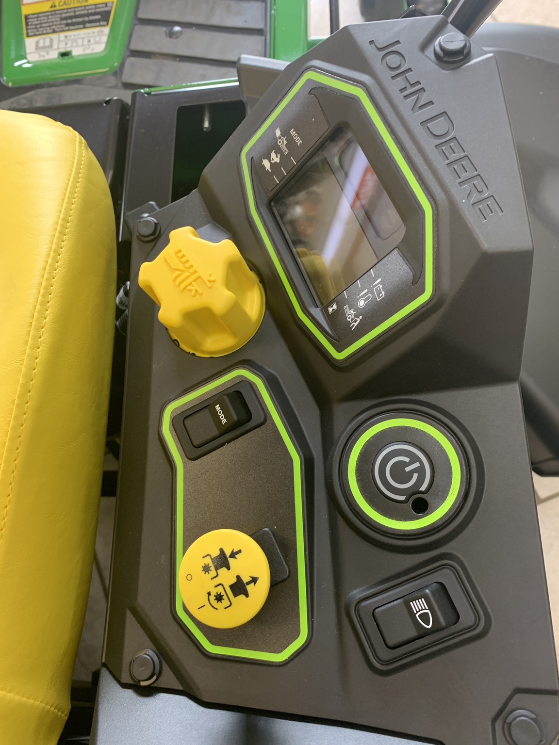 2025 John Deere Z370R Image 5