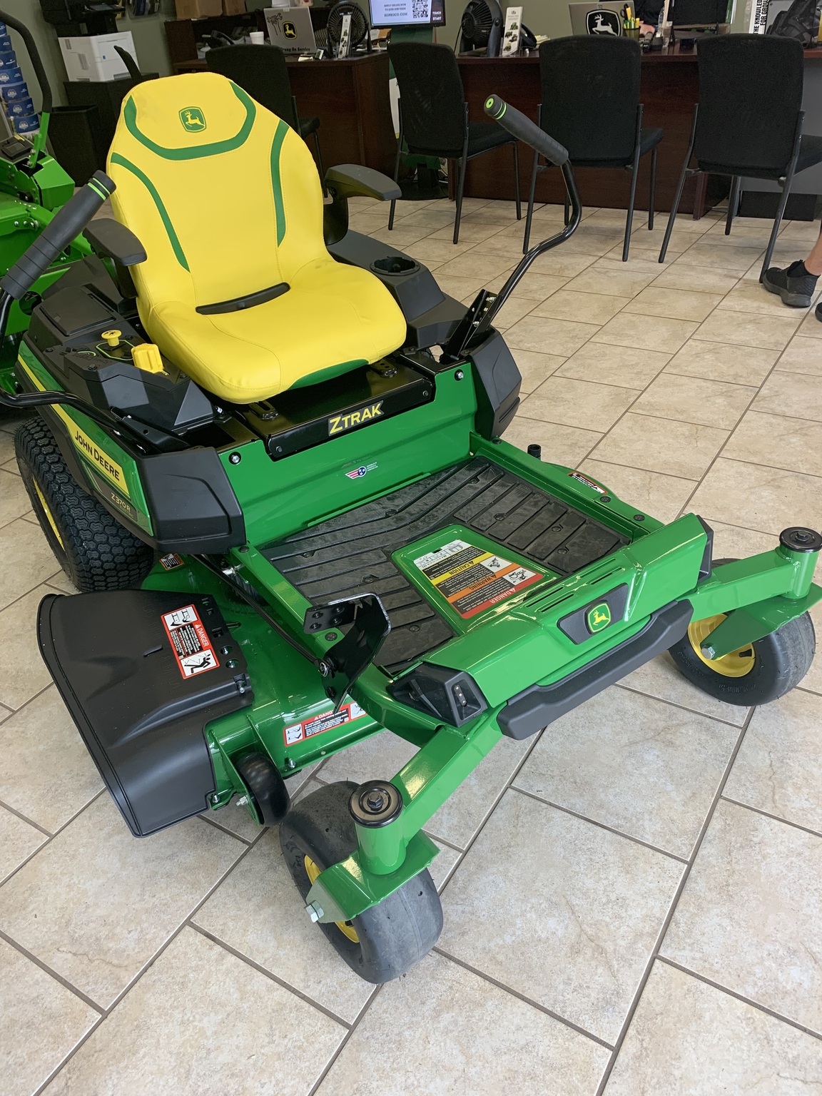 2025 John Deere Z370R Image 4