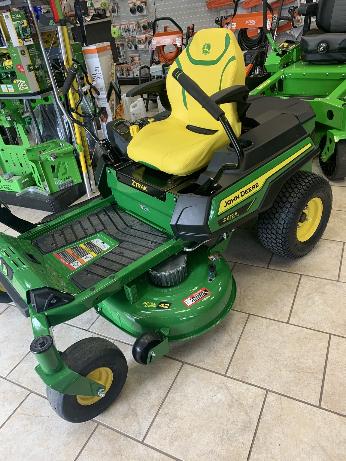 2025 John Deere Z370R Image 1