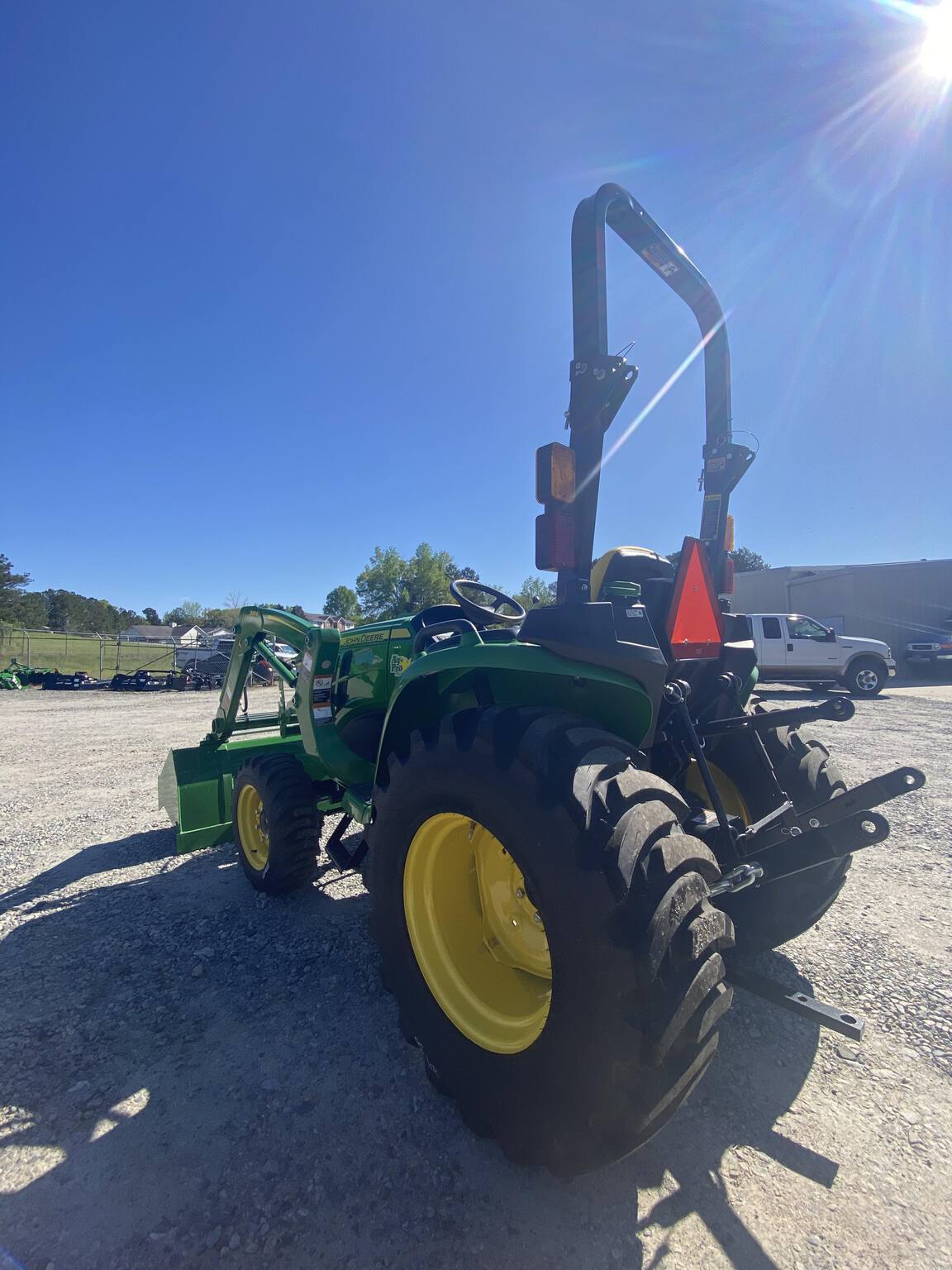 2022 John Deere 3025E Image 2