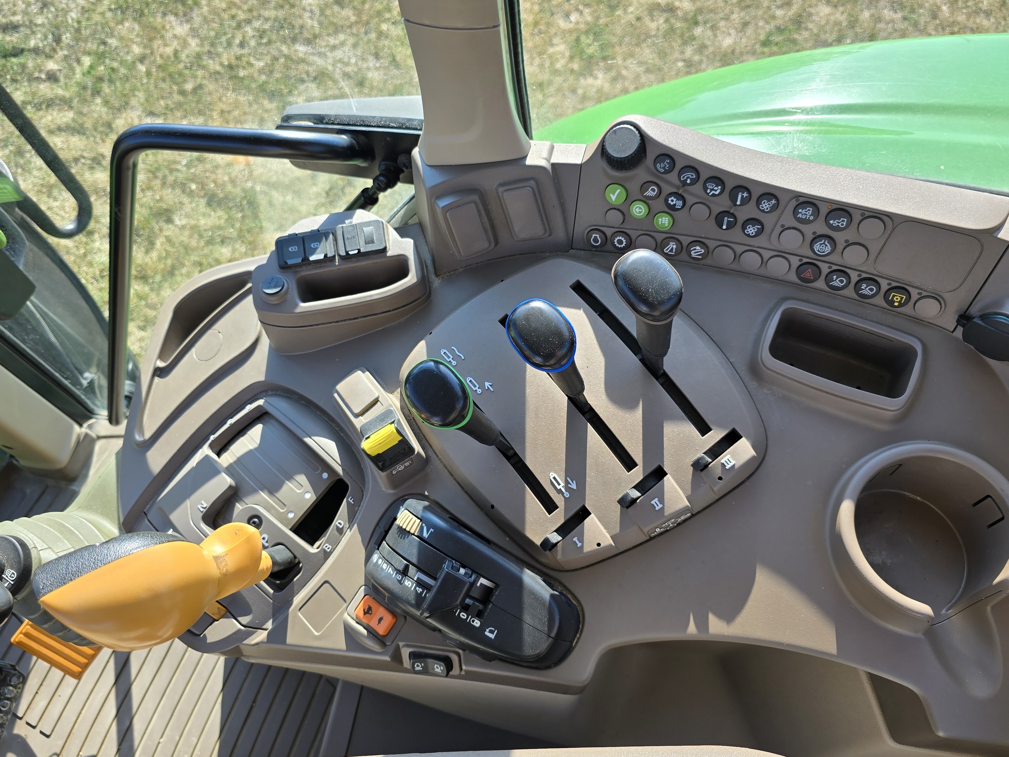 2022 John Deere 6120M Image 25